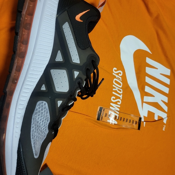 Nike - Picture 2 of 5